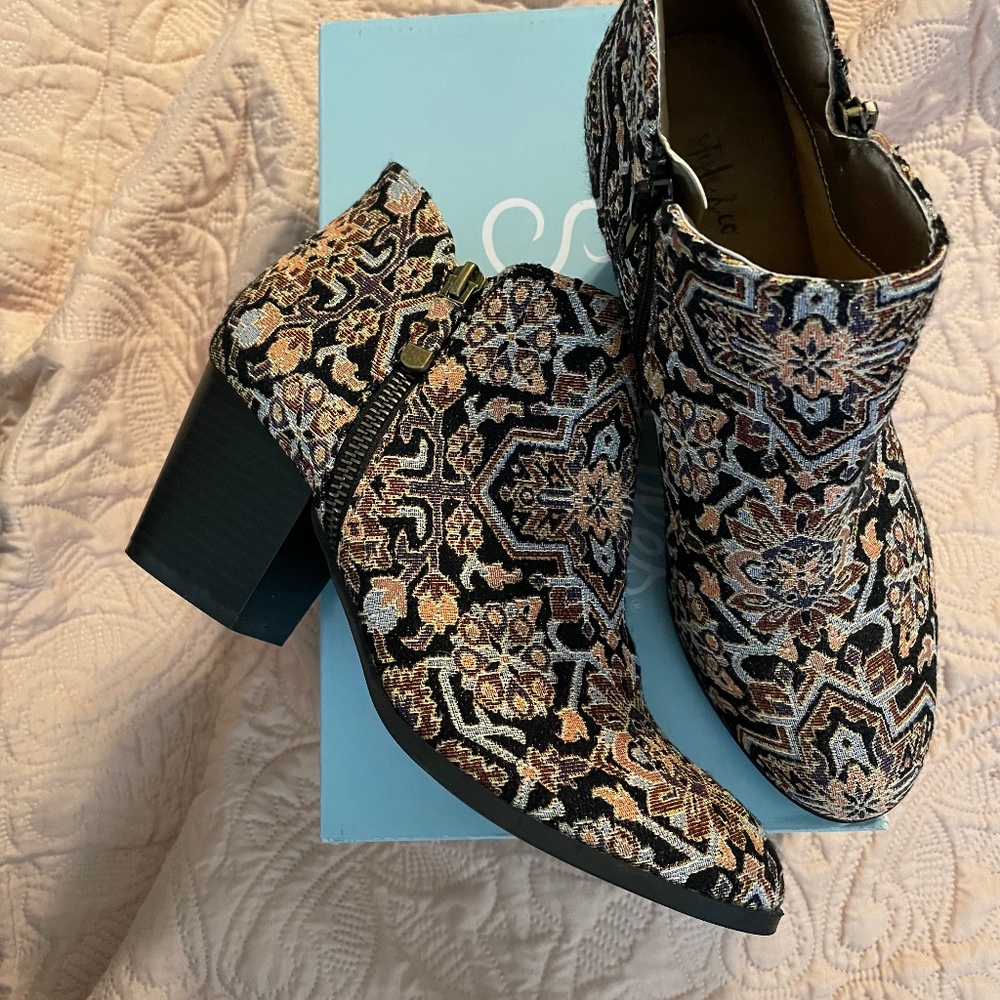Never worn Style n Company Brocade Bootie 7.5
